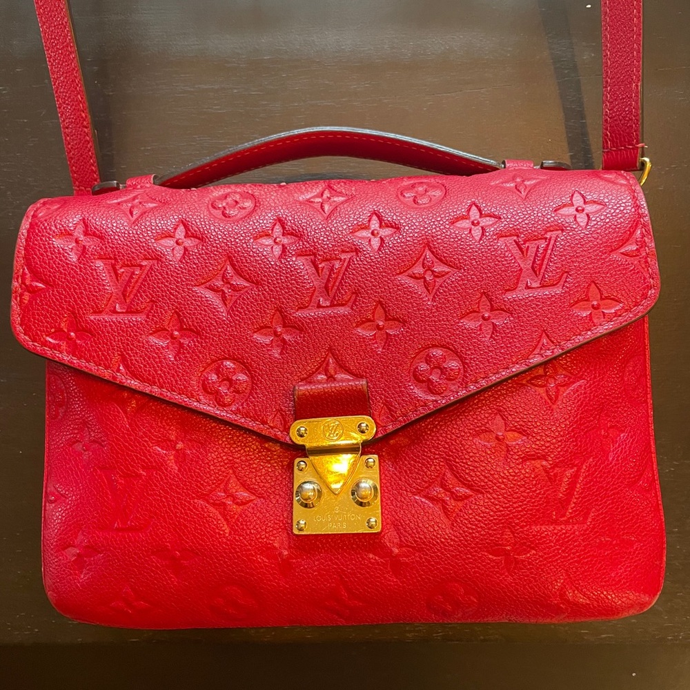 Louis Vuitton POCHETTE METIS purse.